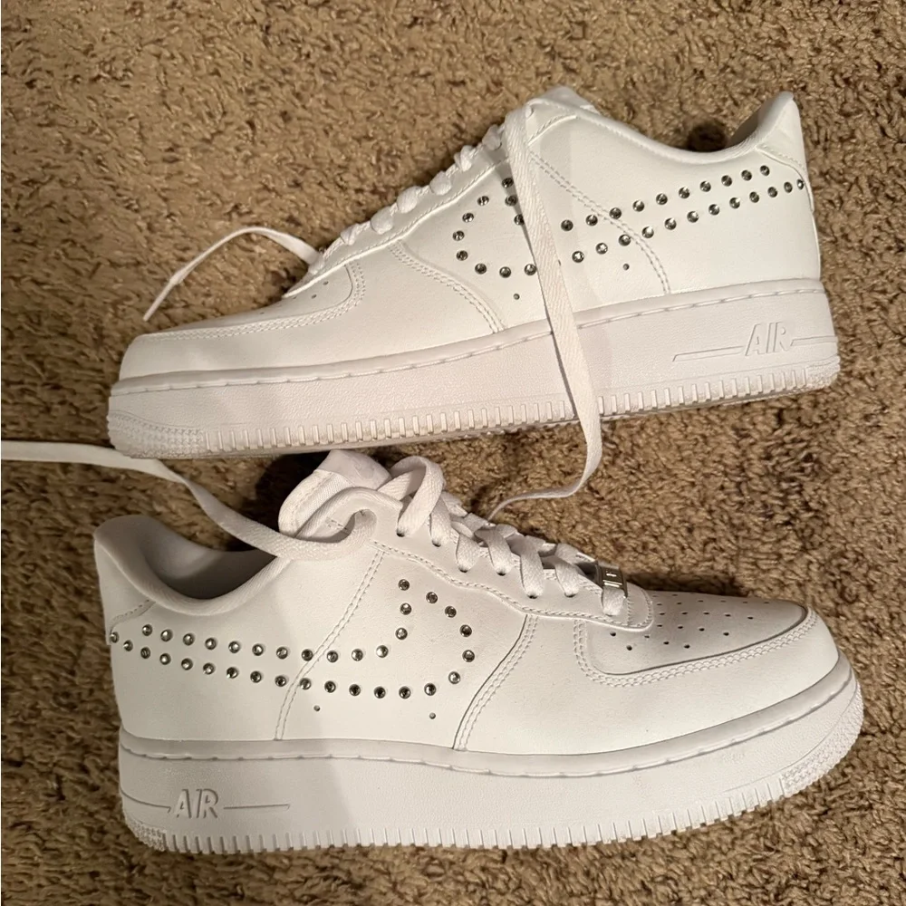 Nike WMNS Air Force 1 Low Stud Swoosh White Metallic Silver - Picture 1 of 3